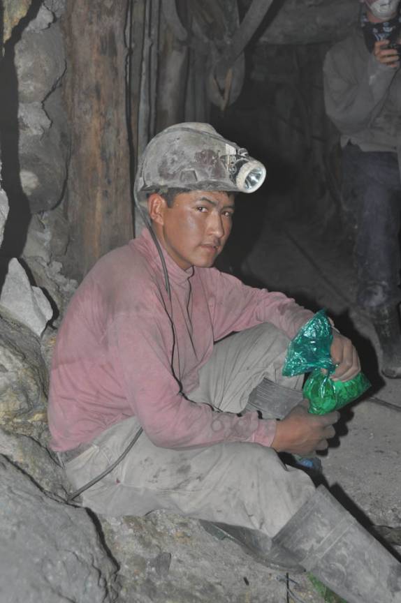 Trabalhador de 16 anos na Mina Rosário, em Potosí - Bolívia